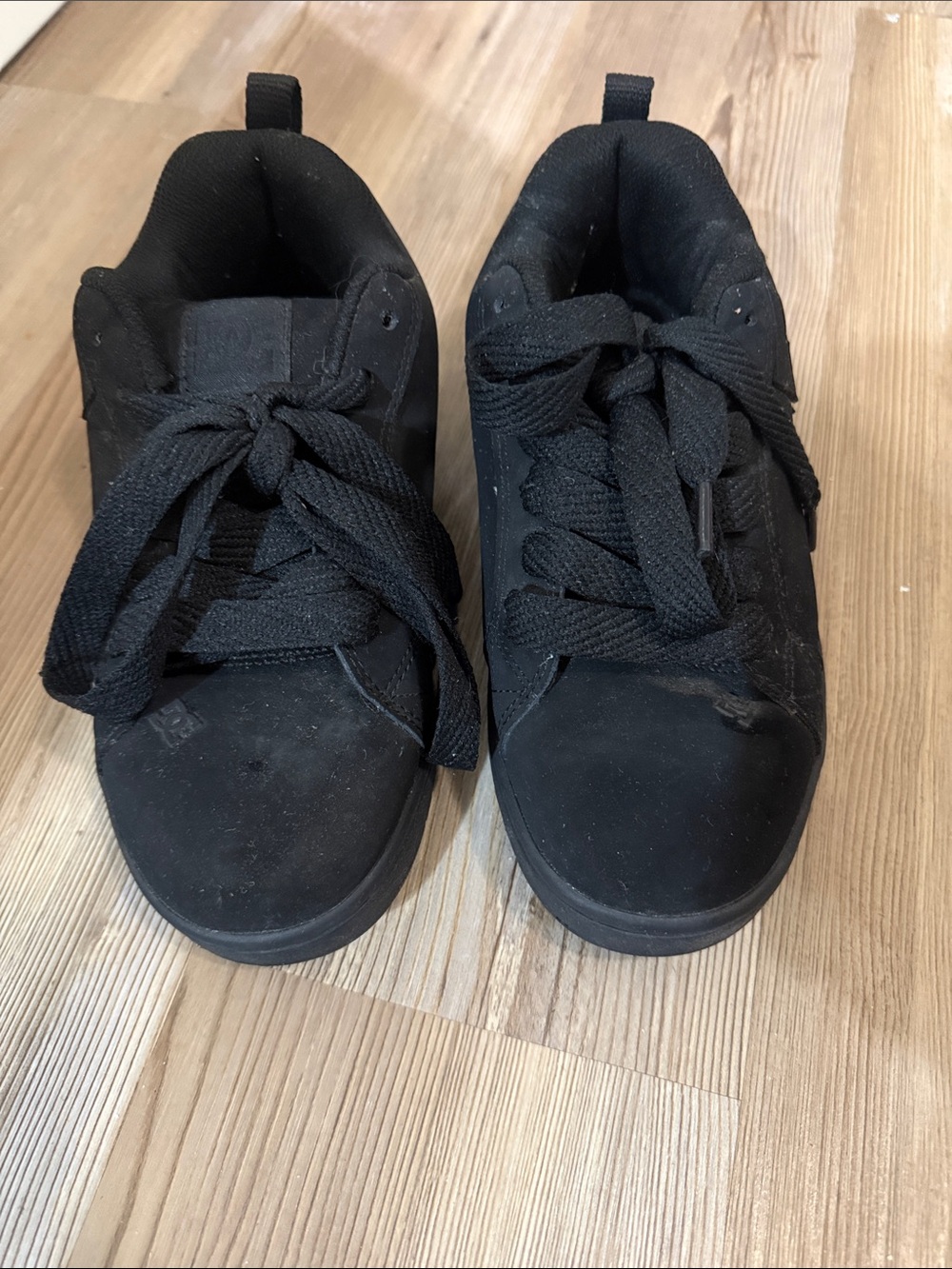 DC size 5 Black Lace-Up Skate Sneakers